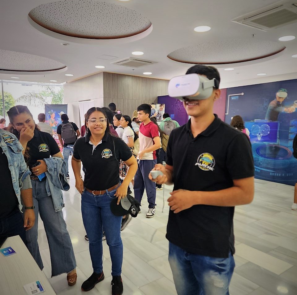 Asistentes del Joropo Fest 2022 probando equipos de realidad virtual