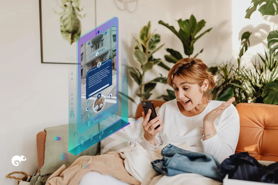 Mujer adulta con teléfono en mano observando una interfaz con una foto 360.