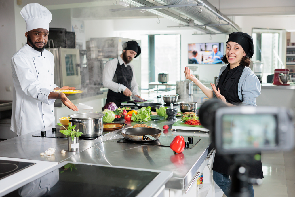 Tres Chefs dando una clase de cocina