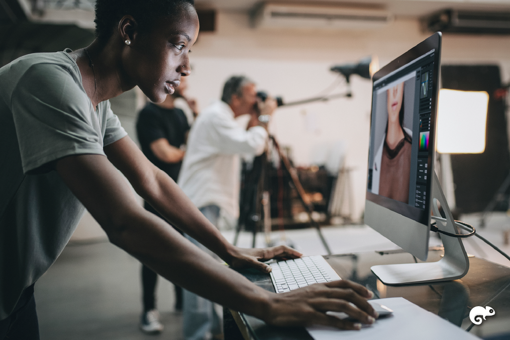 Todo un equipo de trabajo tomando fotografías y revisando el proceso