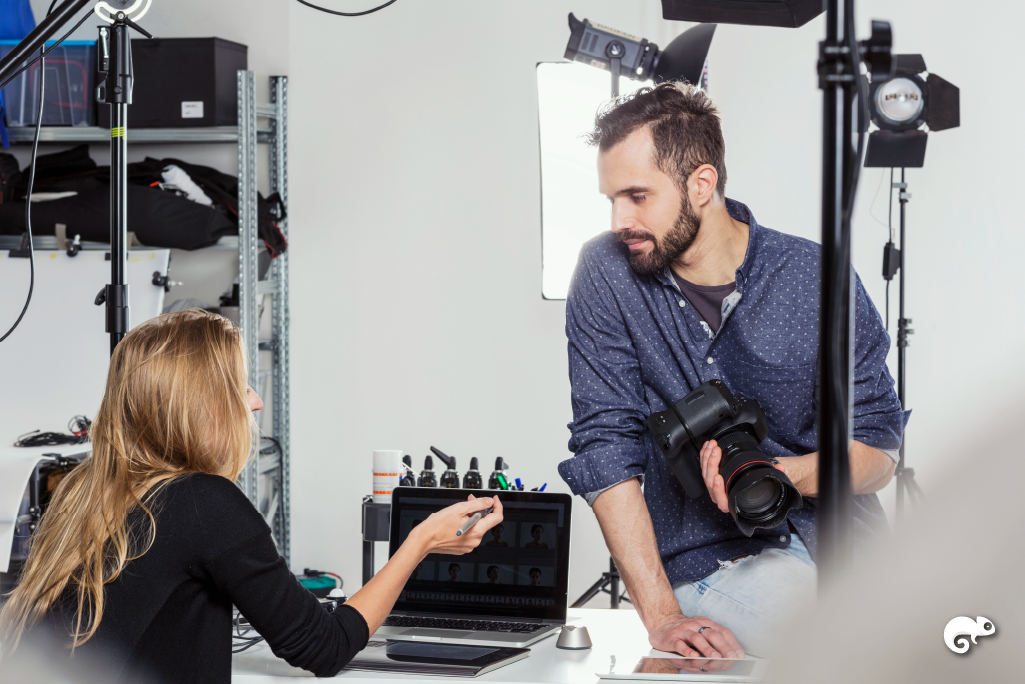 Dos fotografos reunidos para hablar sobre un proyecto